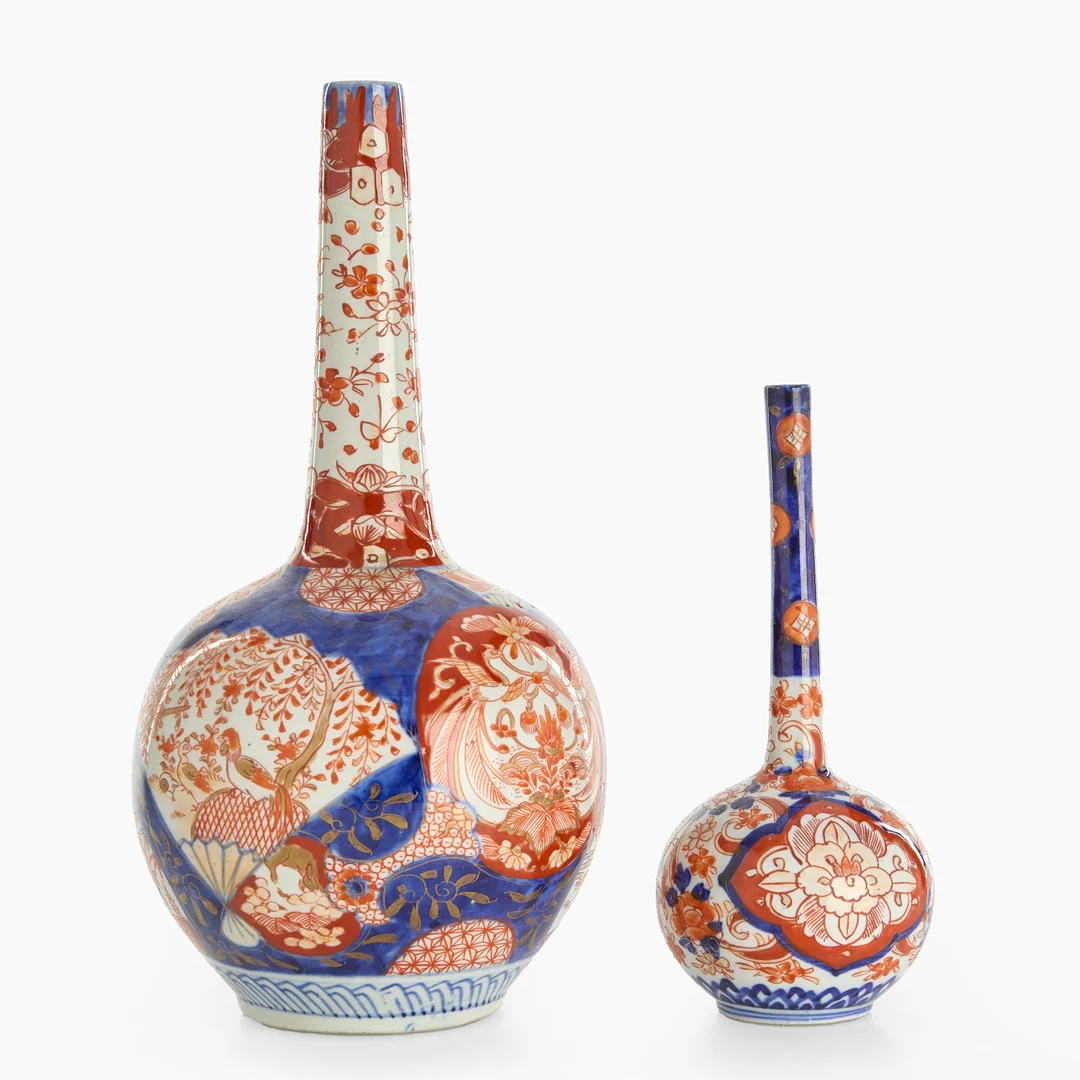 VASER (2), porslin, Imari, Japan, dekor i underglasyrblått och järnoxidrött, Meiji, omkring 1900. — Ceramics & Porcelain — Crafoord Auktioner Stockholm
