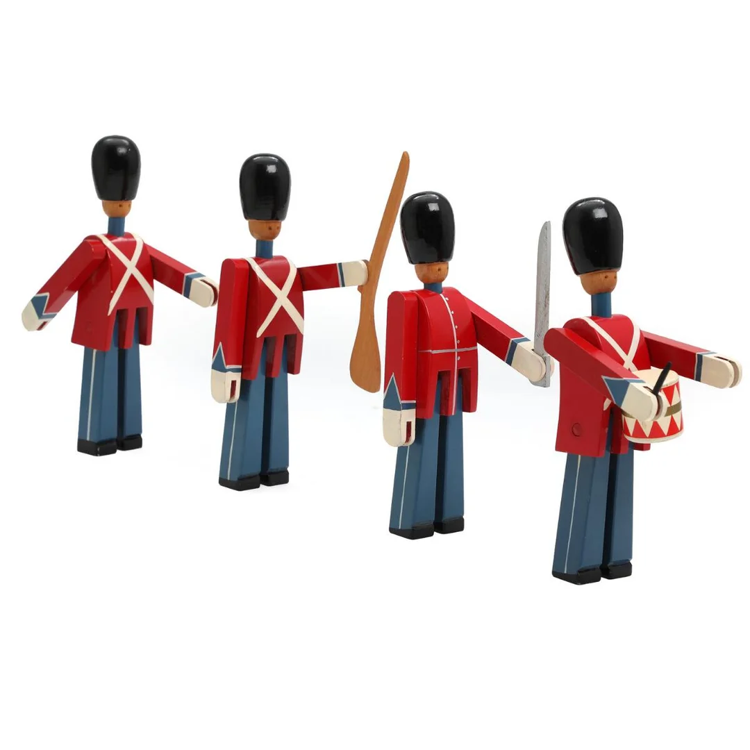 Four painted wood guardsmen; two with weapons and one with drum. Stamped Kay Bojesen, Copyright, Denmark. 1950–60s. H. 21.5–22.5 cm. (4) — Modern Decorative Art — Bruun Rasmussen