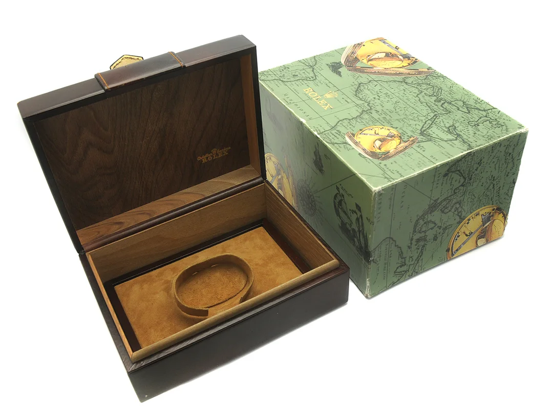 BOX, till Rolex Day-Date, brunt läder, 195 x 145 x 75 mm, Ref nr. 18038, ca 1980, ytterkartong (skadad). — Klocktillbehör/Rolex — Kaplans