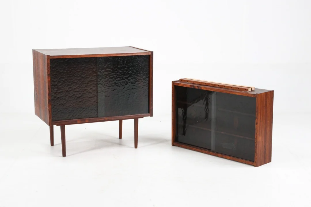 Danish furniture manufacturer. Storage furniture and upper part with glass doors (2) — Furniture/Cabinets, chests of drawers — Lauritz