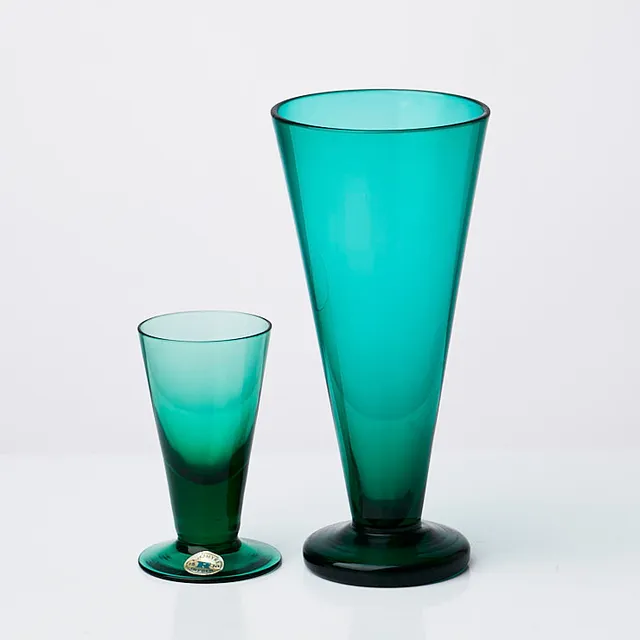 MONICA BRATT. glas, ca 30 dlr, champagne samt snaps, Reijmyre, grön glasmassa.