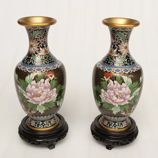VASER, ett par, cloisonne, med förgyllning, Kina, tillverkade vid 1900-talets slut. två socklar medföljer.