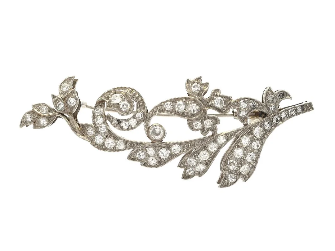 BROSCH, platina, åttkantslipade diamanter ca 1,00 ctv och en briljantslipad diamant ca 0,05 ct, ca W/VS-SI, höjd 5,6 cm, vikt 8,6 g, en diamant är skadad. — Smycken/Brosch — Kaplans