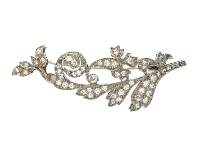 BROSCH, platina, åttkantslipade diamanter ca 1,00 ctv och en briljantslipad diamant ca 0,05 ct, ca W/VS-SI, höjd 5,6 cm, vikt 8,6 g, en diamant är skadad.