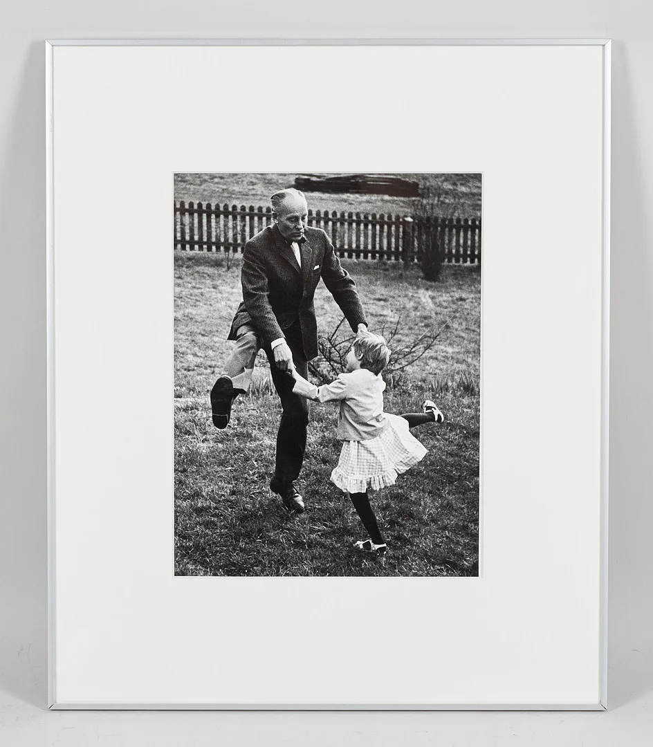 STEN DIDRIK BELLANDER (1921-2001). "Se farfar dansar 1962" (Farfar och Tove-Maria), gelatinsilverfotografi. — Photography — Stockholms Auktionsverk Helsinki