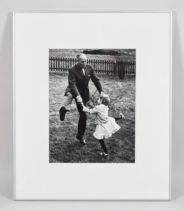 STEN DIDRIK BELLANDER (1921-2001). "Se farfar dansar 1962" (Farfar och Tove-Maria), gelatinsilverfotografi.