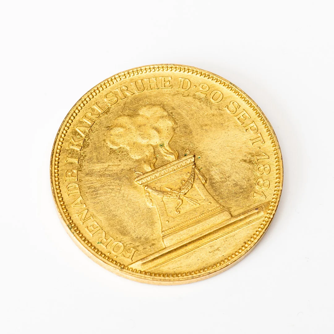 MINNESMEDALJ, Kronprins Gustaf och Victorias bröllop i Karlsruhe, 1881, förgylld metall. — Orders & Medals — Auktionshuset Kolonn