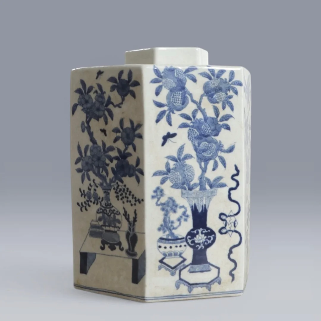 Sekskantet vase dekoreret i blå med motiv af bladværk og genstande, herunder vaser. Kina, 19 / 20. årh. — Ceramics & Porcelain — Woxholt Auktioner