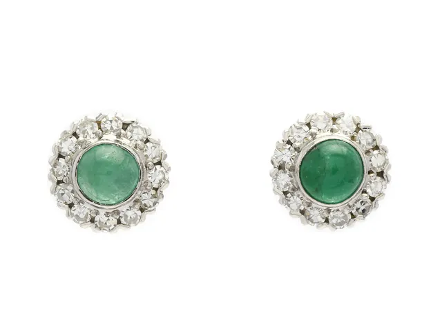 ÖRHÄNGEN, 18K vitguld, cabochonslipade smaragder ca 1,00 ctv, 24 åttkantslipade diamanter ca 0,60 ctv, ca TW-Cr(G-J)/VS-SI, vikt 4,2 g, stift, smaragderna har inneslutningar som når ytan, en diamant med natural vid rondisten och en med nagg på rondisten.