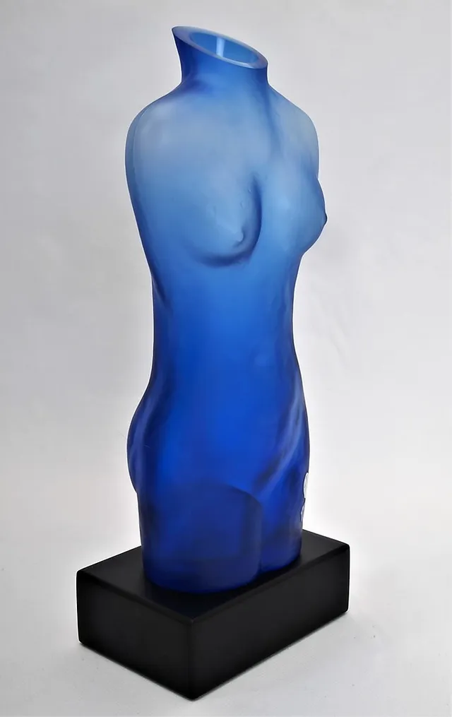 RENATE STOCK. KVINNOSKULPTUR I BLÅTT GLAS, SEA GLASBRUK, KOSTA.