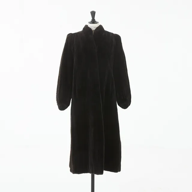 YVES SAINT LAURENT, päls, ruppad mörkbrun mink, etikettmärkt Yves Saint Laurent.