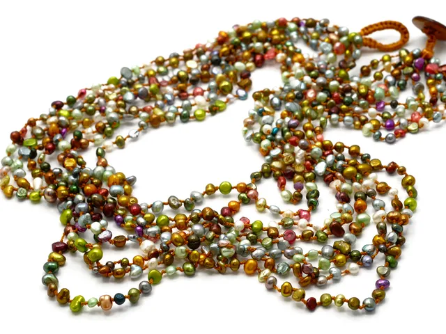 PÄRLCOLLIER, 8 rader odlade sötvatten L = 45- 60 cm lås
