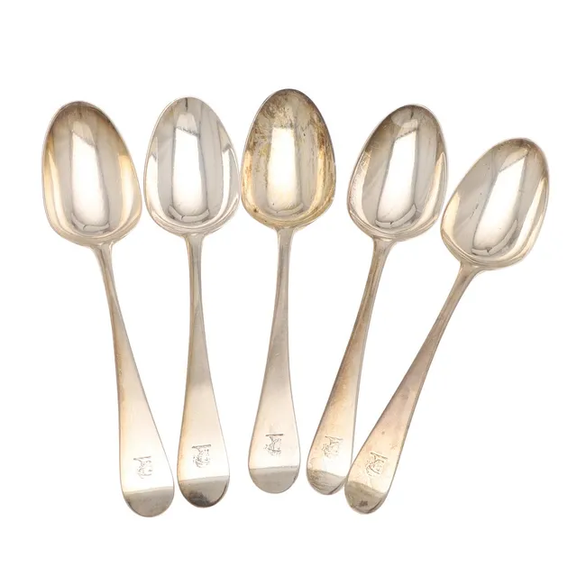 A SET OF FIVE GEORGE III MID STRUCK OLD ENGLISH PATTERN SPOONS.