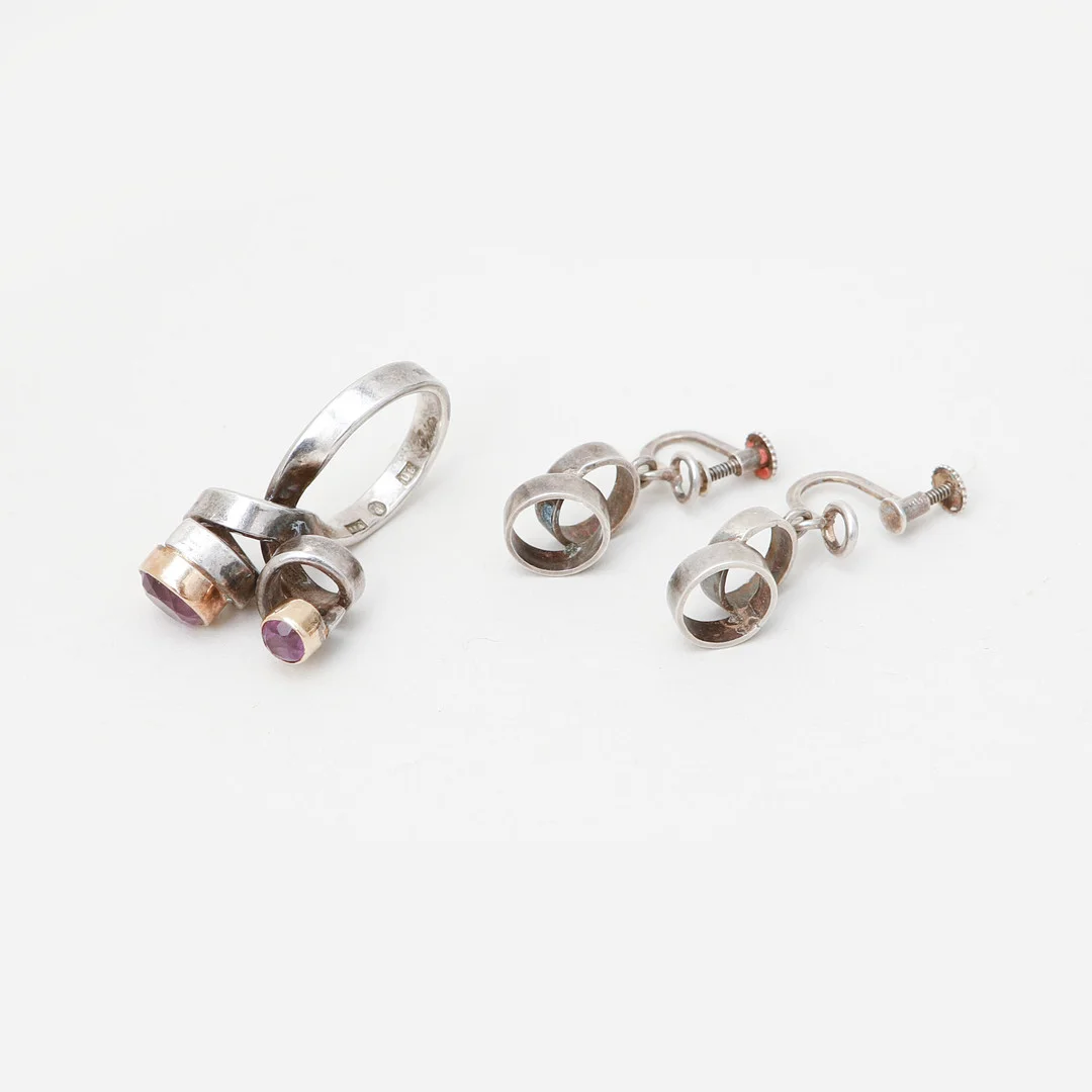CECILIA JOHANSSON. Ring och örhängen, ett par, silver, ametister, Göteborg, 1970. — Rings — Göteborgs Auktionsverk