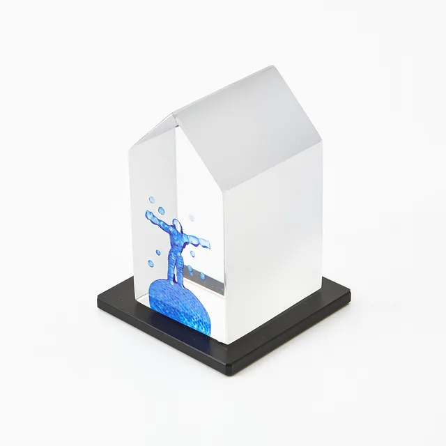 BERTIL VALLIEN. Skulptur / objekt, hus, glas, signerad och numrerad 99518.