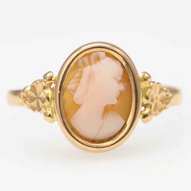RING, 18k, snäckskalscamé, Ceson, Göteborg, 1951.
