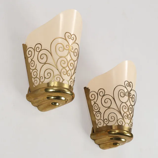 ART DECO. A pair of brass wall lamps with spiral decoration and plastic screens, European lamp manufacturer, mid 20th century.