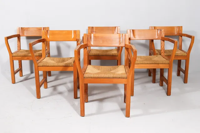 TAGE POULSEN. 6 Esstischstühle aus massivem Kiefernholz von Tage Poulsen für Gramrode Møbler, 1970er, Dänemark.