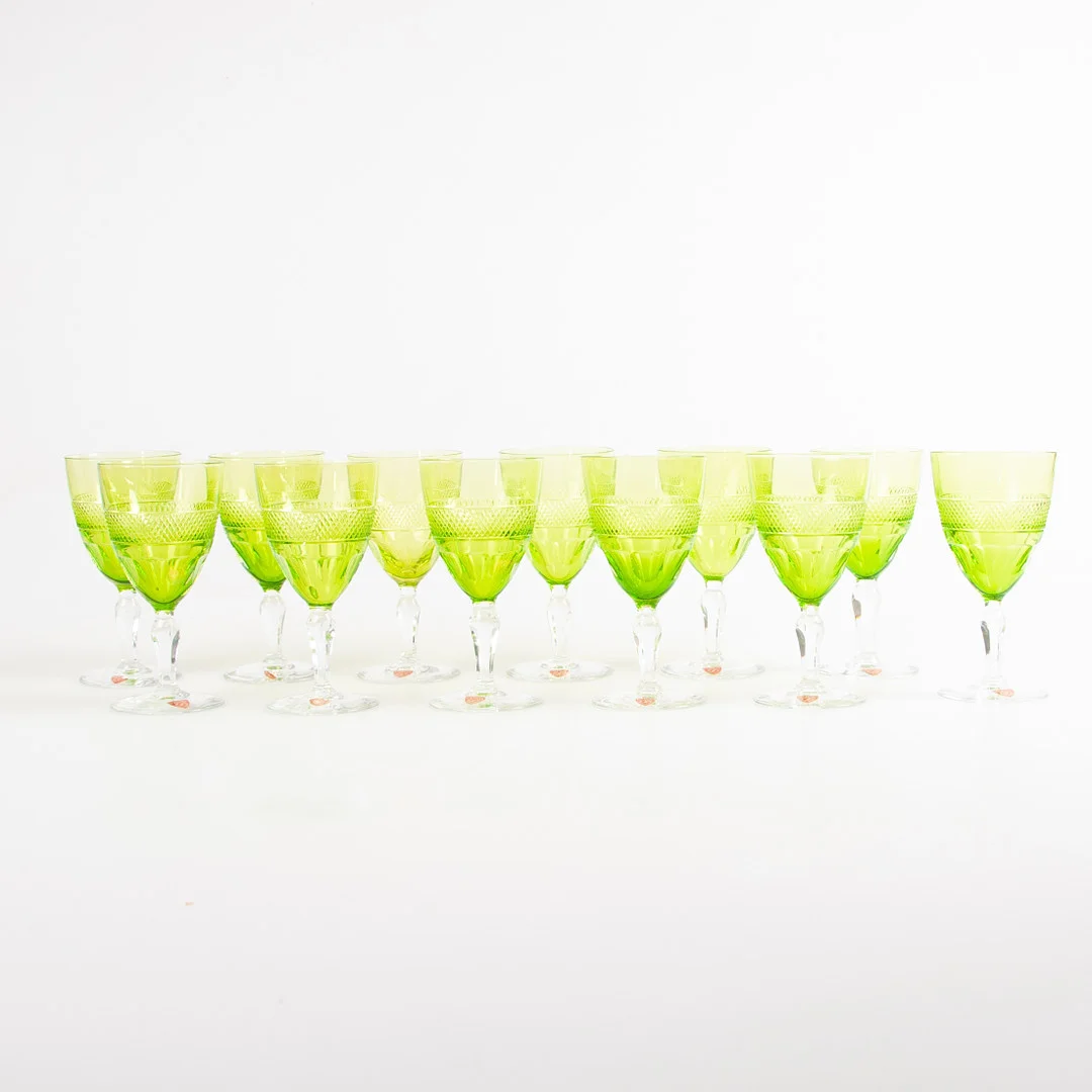 EDWARD HALD. Servisdelar "Rio", 12 st vinglas, delvis grön glasmassa, slipad dekor. För Orrefors. — Tableware — Laholms Auktionskammare
