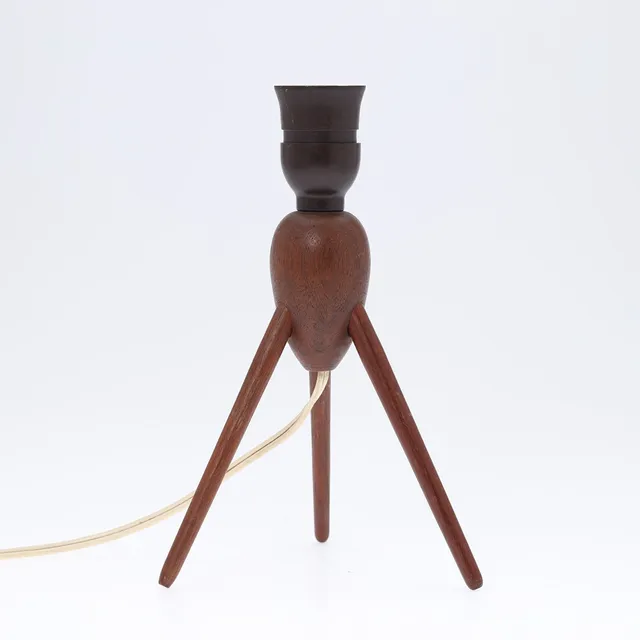 Skulpturel bordlampe af teak, antageligt dansk lampeproducent, Danmark, ca. 1960'erne.