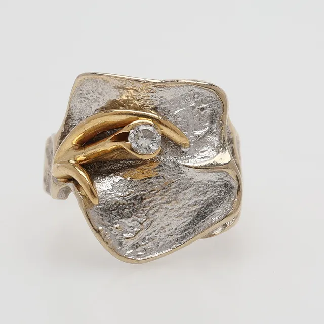 OLE LYNGGAARD. RING, 18K GULD & VITGULD, MED BRILJANT OM CA. 0,10 CT, VIKT Ca. 7,3 g.