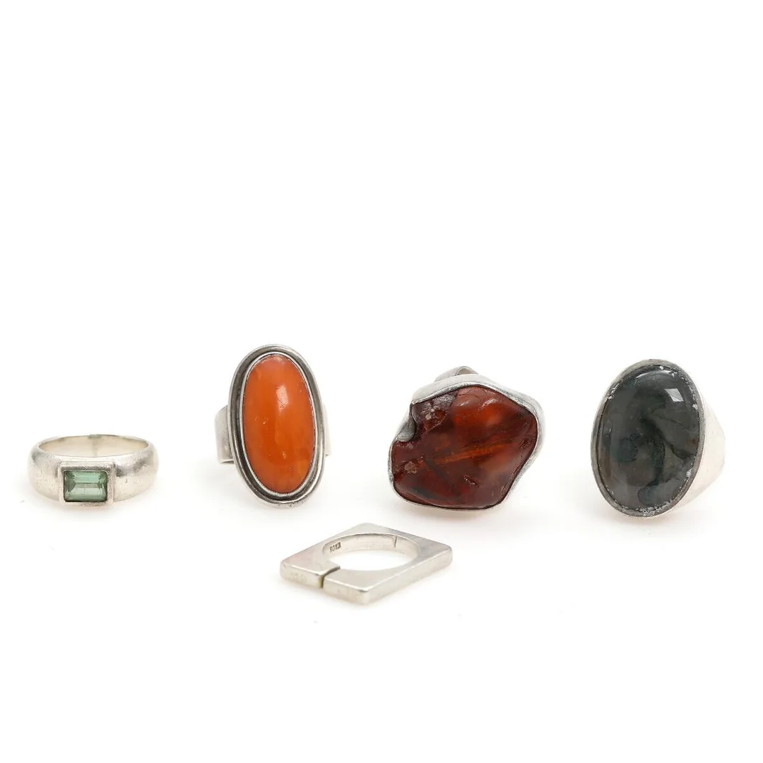 A collection of rings of sterling silver and silver respectively set with amber, agate a.o. Total weight app. 45.5 g. Sizes 48–57. (5) — Jewellery/Rings — Bruun Rasmussen