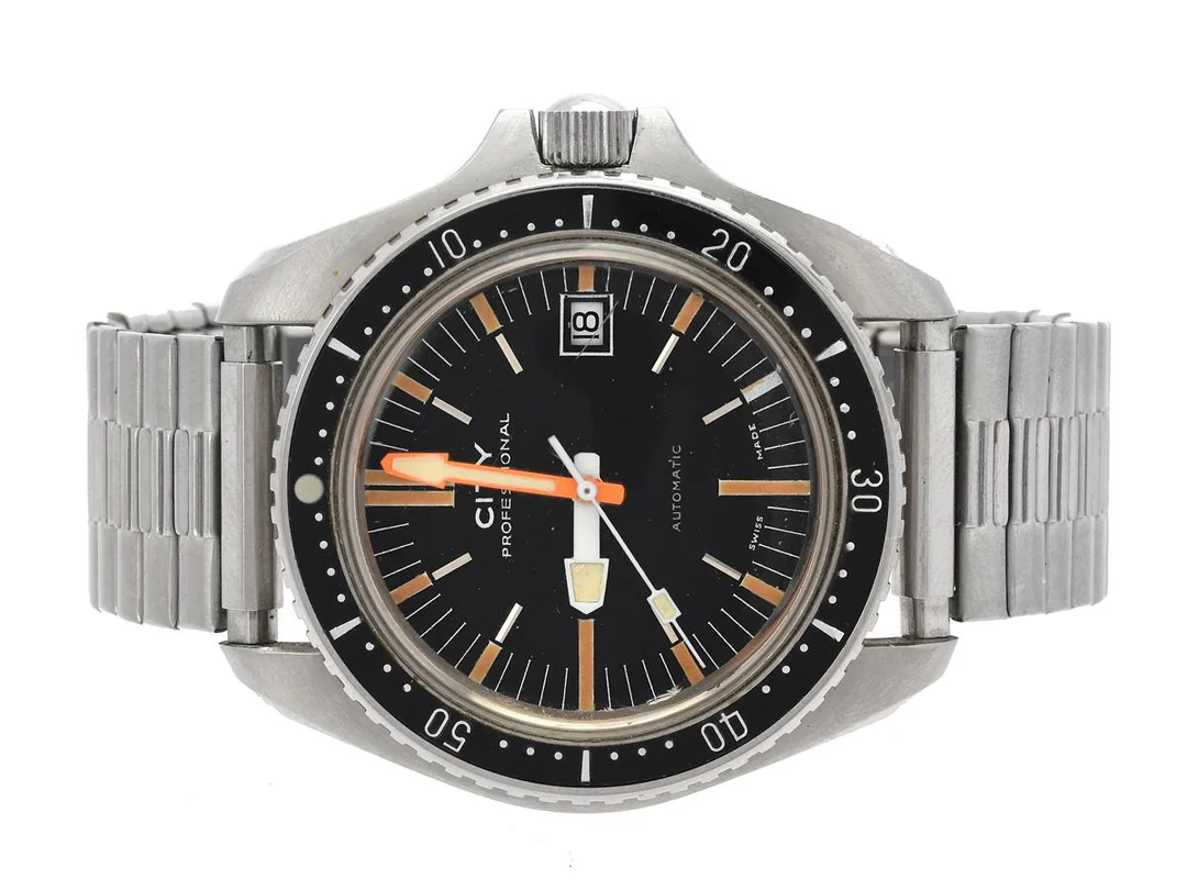 CITY, Professional (Swiss Made), Cal ETA 2873, Boett nr. 430758 / 22013, herrur, 42 mm, stål, automatisk, plexiglas, datum, delvis renoverad urtavla, relumade visare, skadad urtavla, ca 1975, metallänk ej original. — Klockor/Övriga klockor — Kaplans