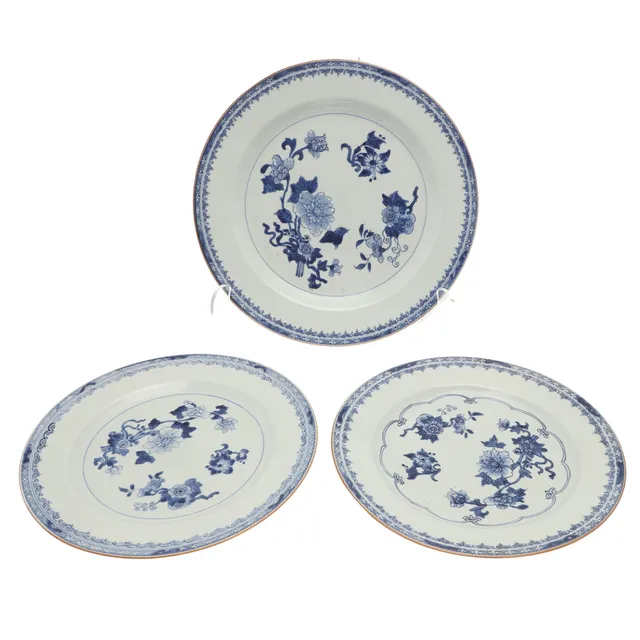 TWO CHINESE EXPORT BLUE & WHITE PLATES, & SIMILAR CHARGER.
