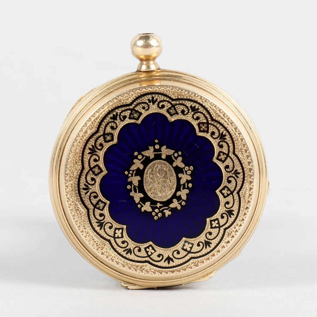 FICKUR "Savonett", liten modell, boett i 14k guld och emalj. — Pocket & Stop Watches — Karlstad Hammarö Auktionsverk