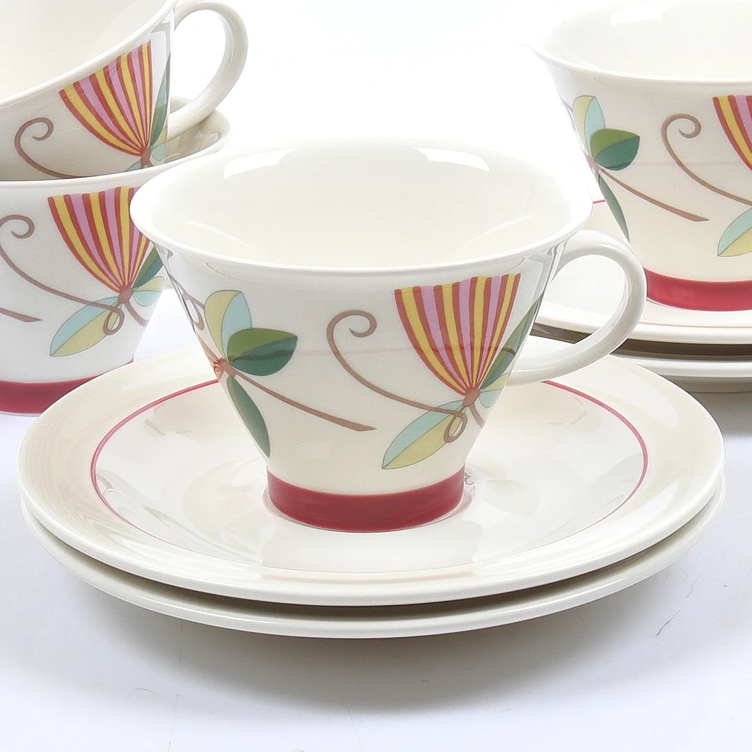 INKERI LEIVO. 4 Kaffekoppar, med fat, porslin, "Harlekin", Arabia, Finland. — European — Stadsauktion Sundsvall