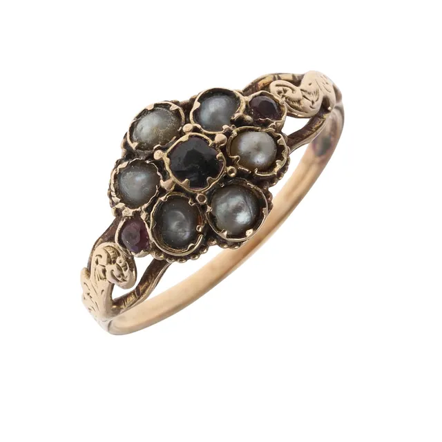 A VICTORIAN GEM SET CLUSTER RING.