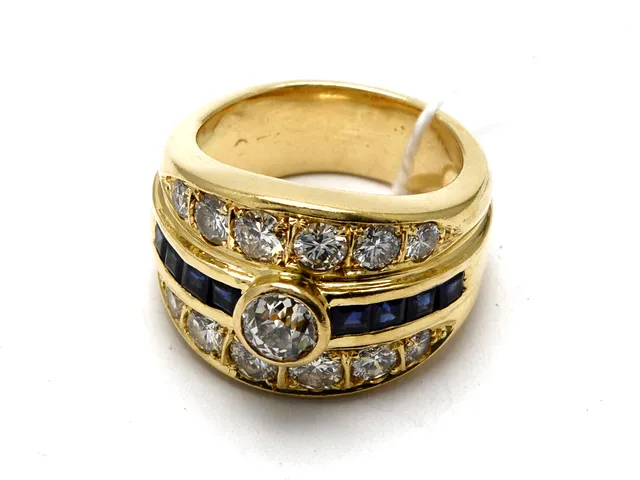 Ring 18K 16,3g Ø17½, med stenar och diamanter 1xca.0,63ct, skadad kulett, 4xca.0,19ct 4xca.0,15ct 4xca.0,07ct