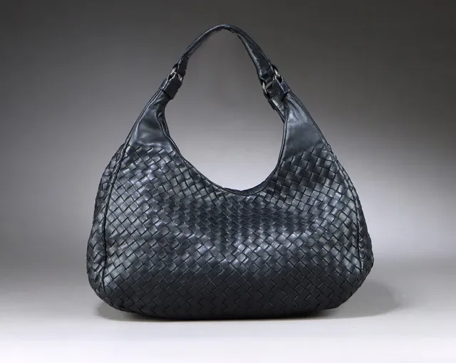 Bottega Veneta. Intrecciato 'Medium Campana' skuldertaske af flettet sort lammeskind