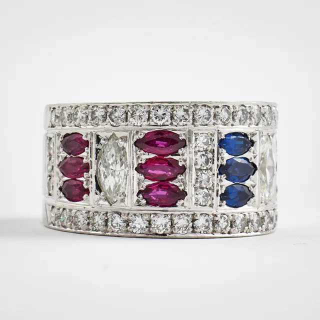RING, 18 k vitguld, 6 marquiseslipade safirer, 0,36 ct, resp. 6 marquiseslipade rubiner, 0,36 ct, dekor av briljantslipade diamanter totalt, ca 1,20 ct, Smederna Lantz Ateljé & Galleri AB, Stockholm 2008.