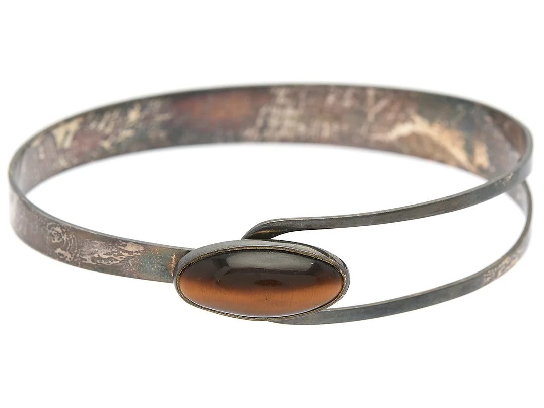 ARMRING, silver, öppningsbar, tigeröga, stl 6,0 x 5,5 cm, vikt 11,7 g. — Smycken/Armband — Kaplans