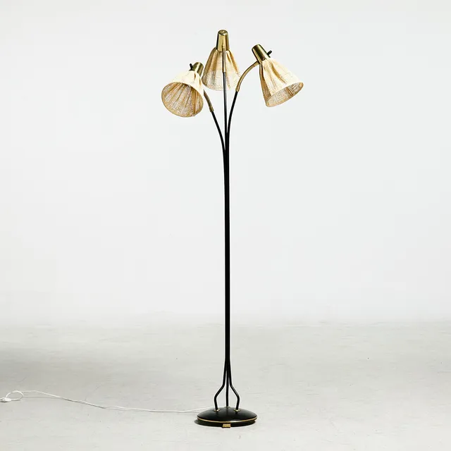 GOLVLAMPA, Eskilstuna Elektrofab. AB, 3-armad, stomme i svartlackerad metall, detaljer i mässing, textilklädda skärmar, stämpelmärkt i botten, ca 1900-talets mitt.