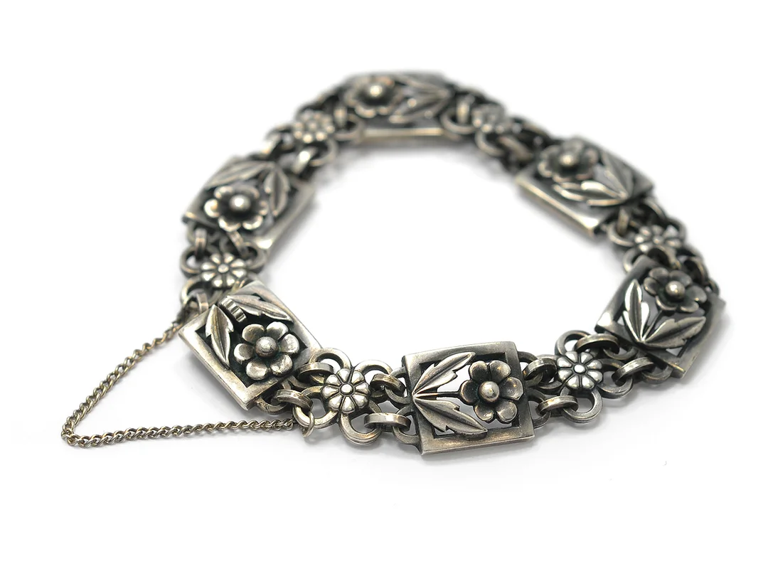 ARMBAND, silver, längd 18 cm, vikt 21,6 g, Guldvaruaktiebolaget, Malmö 1955, säkerhetskedja. — Smycken/Armband — Kaplans
