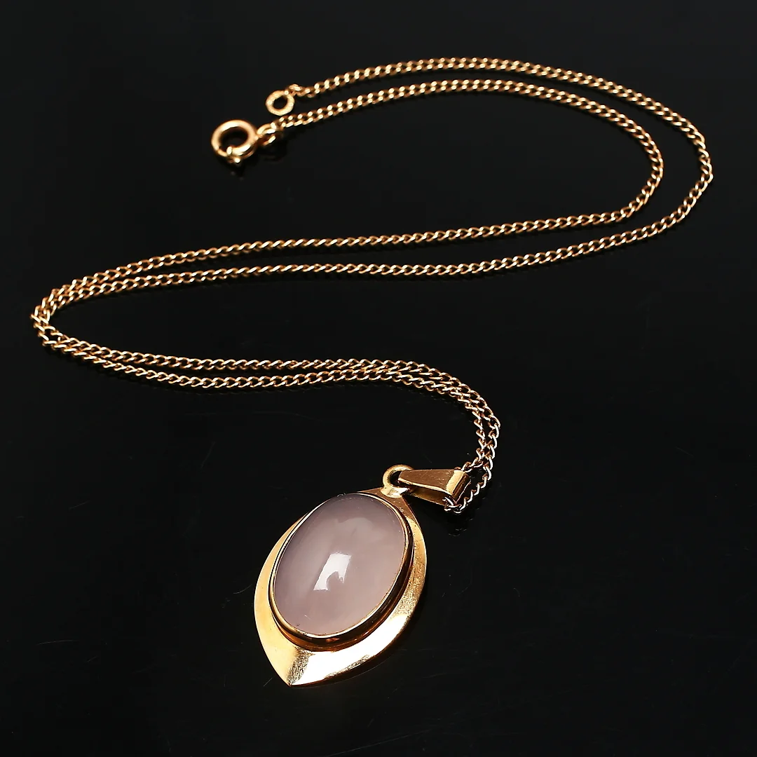 HÄNGE/KEDJA, 14K guld med rosen kvarts, Finland, 1900-talets andra hälft. — Brooches & Pendants — Auktionshuset Kolonn