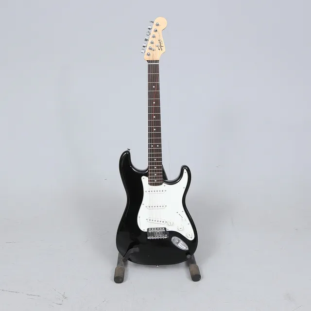 ELGITARR, Squier strat, China, Fender.