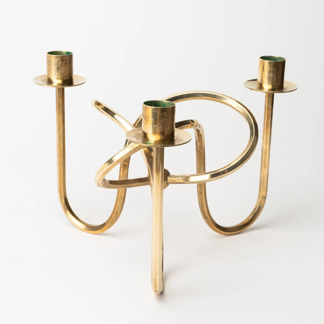 JOSEF FRANK. Kandelaber, för tre ljus, mässing, "Vänskapsknuten", formgiven 1938 för Firma Svenskt Tenn. — Candlesticks — Auktionshuset Kolonn