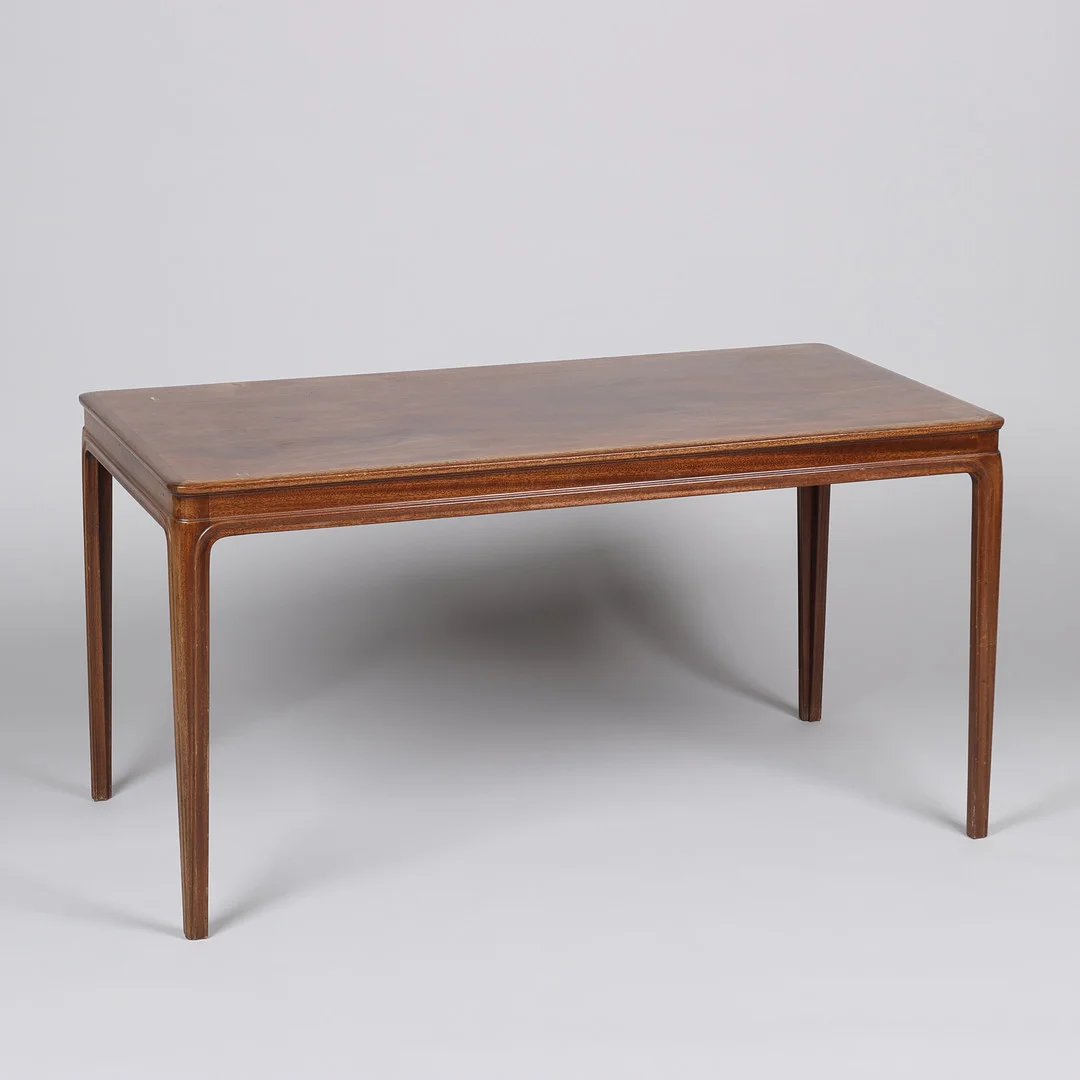 Sofabord af mahogni med profilerede kanter, antageligt Frits Henningsen, Danmark, 1900-tallets første halvdel. — Coffee Tables — Palsgaard Kunstauktioner