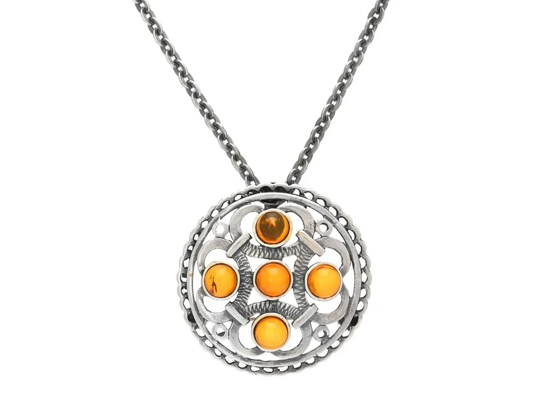 HÄNGE/BROSCH MED KEDJA, silver, bärnsten, diam 37 mm, kedja 70 cm, vikt 21,7 g. — Smycken/Hänge med kedja — Kaplans
