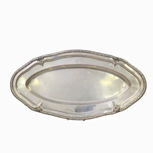 MASRIERA Y CARRERAS. Bandeja en plata punzonada. Diseño perimetral decorado con guirnalda de laurel.