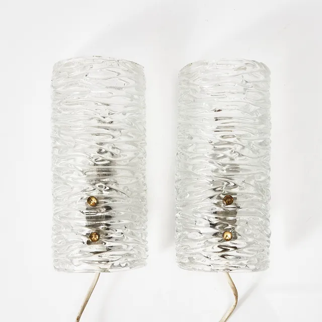 CARL FAGERLUND. Väggarmaturer, 1 par, Orrefors, 1960-tal, montering i mässig, kupor i glas, modell 8493.