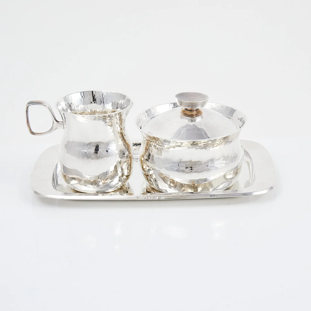 ERIC LÖFMAN. 3 delar, hamrat silver, K G Markströms Guldsmeds AB, Uppsala 1977. — Silver — Stockholms Auktionsverk Sickla