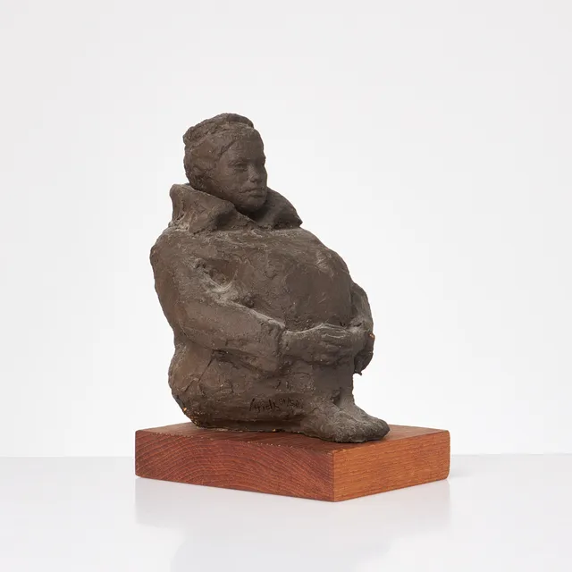 TORSTEN FRIDH. Skulptur, sittande kvinna, patinerad terracotta, på träsockel, signerad Fridh, numrerad 41/50.