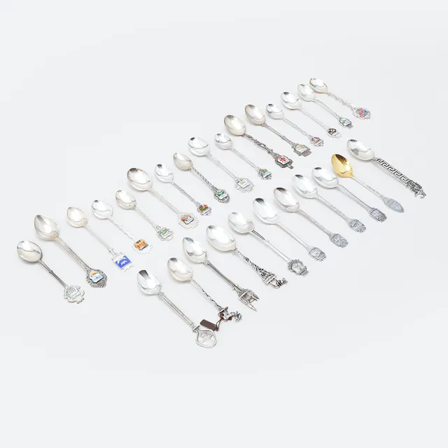 SOUVENIRSKEDAR, 27 st, silver (800-925) och emalj. Totalvikt ca 250 g.