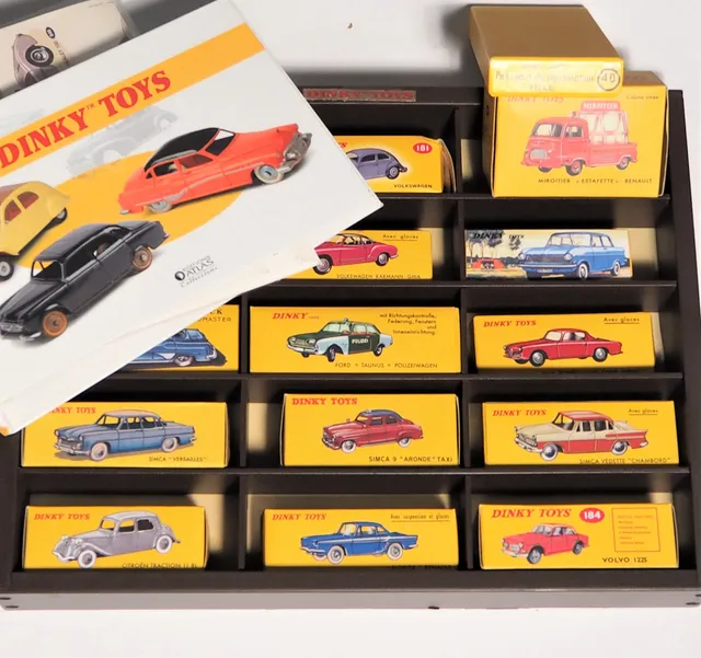MODELLBILAR, "Dinky Toys", med hylla.