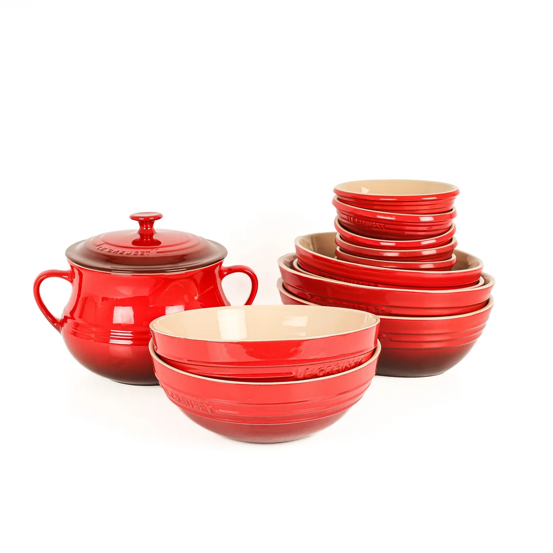 Le Creuset: Oval and round bowls and saucepan with lid, cerise (14) — Glass, porcelain and ceramics/Dinnerware, tea sets, coffee sets — Lauritz