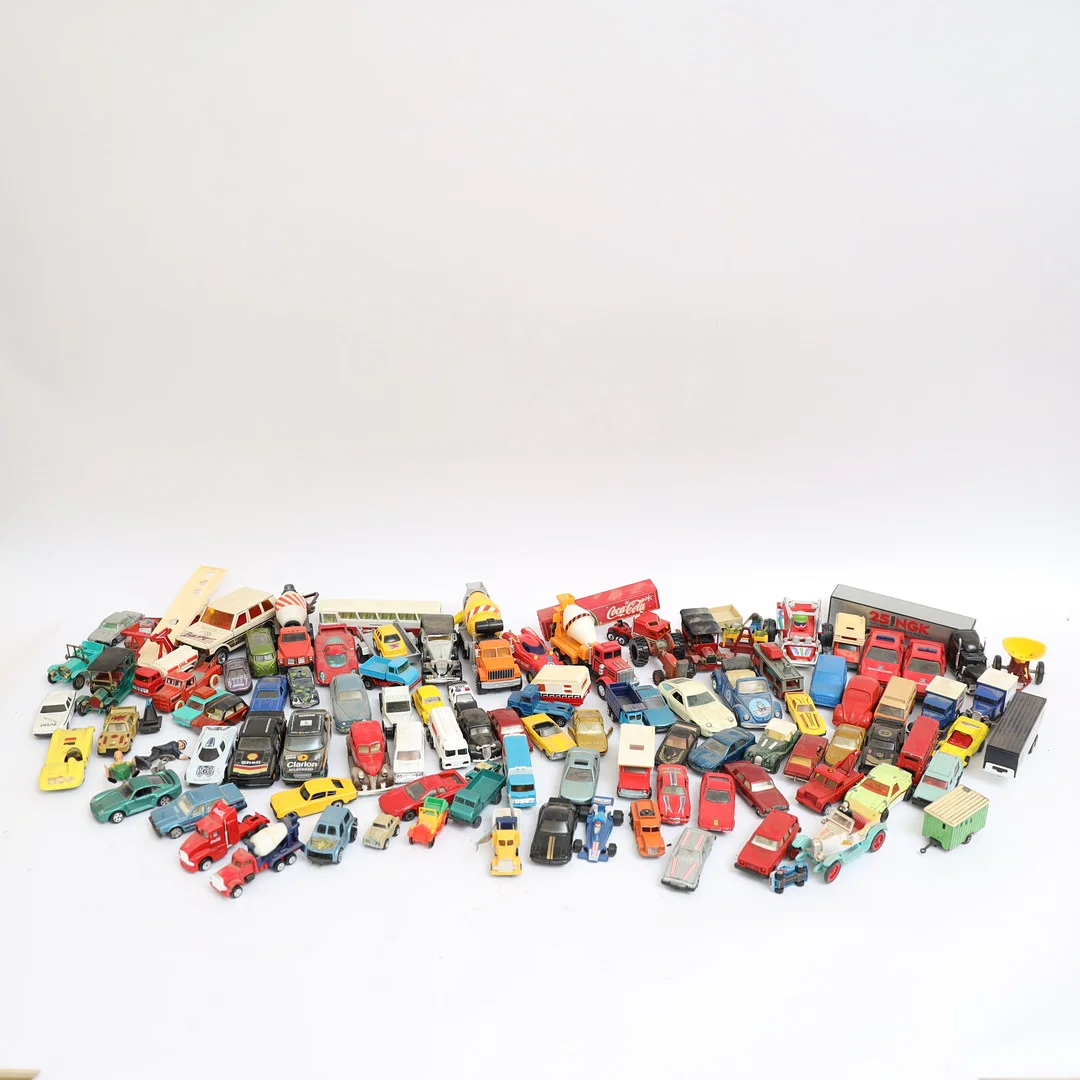 LEKSAKER, bilar, traktorer, lastbilar, majorette, ledo, corgi, med flera. — Toys — Falun Auktionsbyrå